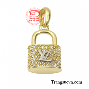 Sản phẩm có thể kết hợp với nhiều loại dây chuyền cũng như dễ kết hợp với nhiều phong cách thời trang khác nhau.