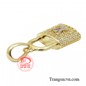 Chiếc mặt dây vàng này sẽ là sự lựa chọn hoàn hảo dành cho mọi cô gái để tôn vinh nét đẹp trẻ trung, thanh lịch mình.