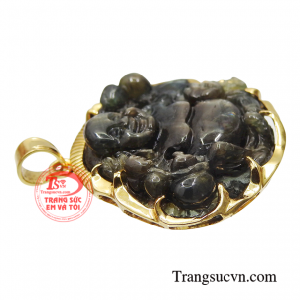 Khi diện trang sức mặt phật di lặc bạn sẽ tiếp nhận được nguồn năng lượng tích cực, tinh thần thư thái. 