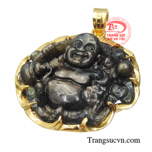 Mặt dây chuyền di lặc có thể kết hợp cùng dây da bọc vàng hoặc dây chuyền vàng tạo nét khỏe khoắn cho người dùng.