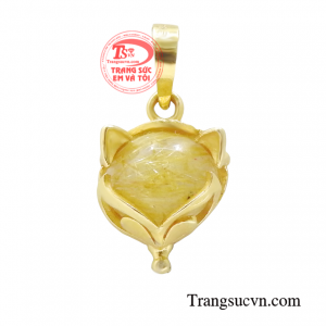 Mặt dây hồ ly đẹp rạng ngời được chế tác từ thạch anh tóc vàng và vàng 10k chất lượng cao. 