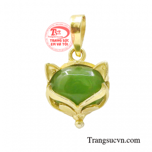 Mặt dây hồ ly phú quý tạo nét bừng sáng trên khuôn mặt phái đẹp.