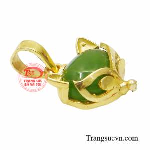 Chiếc mặt dây thể hiện sự tươi mới, nhẹ nhàng phù hợp cho những cô nàng yêu thích sự dịu dàng, nữ tính.