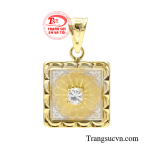 Mặt dây hoa văn ấn tượng được những người thợ tài ba chế tác một cách tỉ mỉ tạo nên một sản phẩm độc đáo và nổi bật.