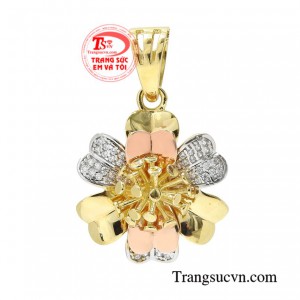 Mặt dây hoa vàng sang trọng giúp điểm xuyến và tôn vinh nét dịu dàng, thanh lịch cho các cô nàng sành điệu.