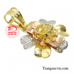 Sản phẩm có thể kết hợp với nhiều loại dây chuyền vàng cũng như dễ kết hợp với nhiều kiểu trang phục khác nhau.