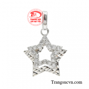 Mặt dây ngôi sao may mắn dành riêng cho các cô gái thích sự dễ thương nhưng không kém phần thanh thoát.