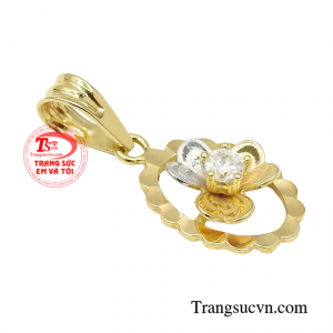 Chỉ với một chiếc mặt dây nhỏ xinh cũng đủ khiến cho các cô gái thêm phần nổi bật và thu hút được ánh nhìn với người đối diện.