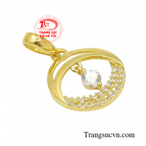 Chiếc mặt dây đã đồng hành với nhiều cô gái ở mọi độ tuổi khác nhau.