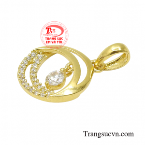 Một người phụ nữ xinh đẹp thì nhất định phải sắm ngay cho mình một chiếc mặt dây chuyền vàng để có thể phô diễn được vẻ đẹp bên ngoài và cà tâm hồn bên trong.