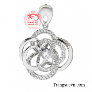 Mặt dây nữ sắc sảo tạo cảm giác sang trọng, tinh tế. 