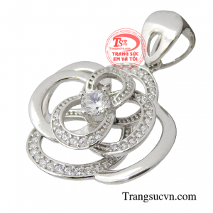 Mặt dây chuyền mang vẻ đẹp ngọt ngào rất thích hợp với những cô nàng hiện đại, phong cách.