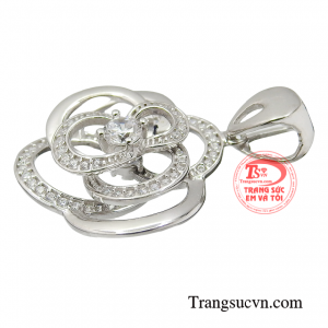 Mặt dây chuyền này sẽ giúp các cô gái trở nên thu hút hơn trong mắt người đối diện. 