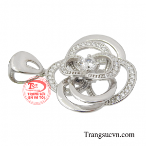 Mặt dây chuyền vàng sắc sảo sự lựa chọn hoàn hảo cho mọi cô gái. 