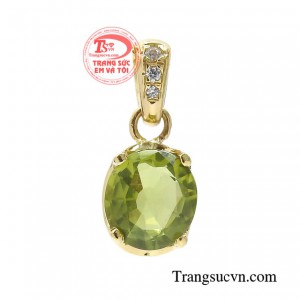Mặt dây peridot tài lộc được mệnh danh là viên đá hộ mệnh đem đến may mắn cho người sử dụng.