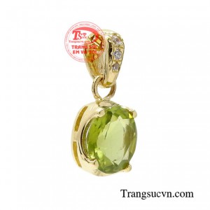 Đặc biệt, sản phẩm được chế tác trên nền chất liệu vàng 14k tạo sự sang trọng, đẳng cấp.