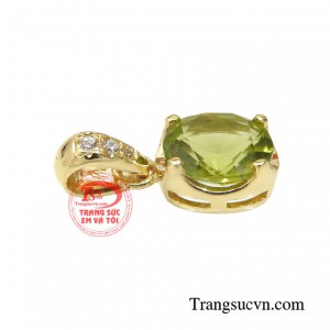Mặt dây peridot sẽ là vũ khí sắc đẹp giúp các chị em tỏa sáng xinh đẹp dù ở bất kỳ nơi đâu