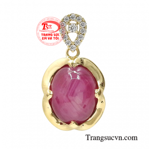 Mặt dây ruby sao lộc phát là thiết kế khiến các chị em săn đón với đường nét vô cùng tỉ mỉ mang lại thần thái quý phái cho nguời đeo.