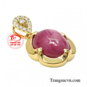 Sản phẩm sẽ hoàn mỹ khi kết hợp cùng những bộ đầm dạ tiệc tạo vẻ sang trọng và thu hút mọi ánh nhìn.