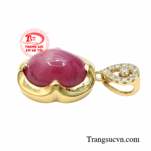 Chiếc mặt dây là món quà tuyệt vời để dành tặng vợ trong kỷ niệm 15 năm và 40 năm ngày cưới.