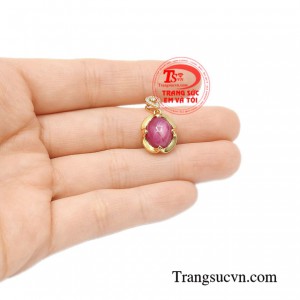 Mặt dây ruby sao lộc phát hợp phong thủy.