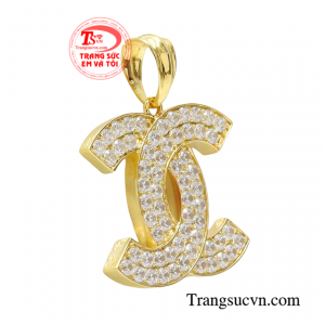 Chiếc mặt dây sẽ giúp phái đẹp nổi bật và sang trọng hơn tạo được dấu ấn riêng trước đám đông.