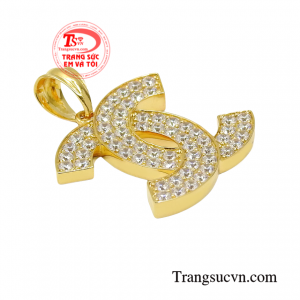 Sản phẩm kết hợp cùng dây chuyền vàng tạo điểm nhấn phong cách và thời trang cho các quý cô.