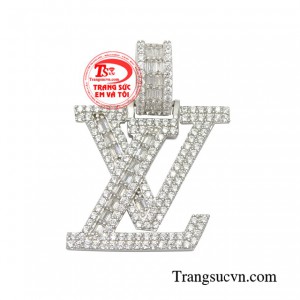 Mặt dây vàng trắng mạnh mẽ được chế tác tinh xảo, đính kết với hàng trăm viên CZ tạo độ lấp lánh và thời trang