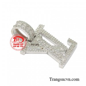 Chiếc mặt dây này tôn lên nét nổi bật và đầy cá tính cho người đeo