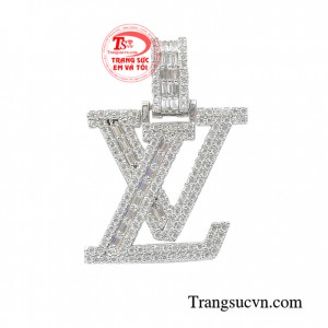 Mặt dây kết hợp với dây chuyền vàng trắng là món quà tặng ý nghĩa cho người yêu thương