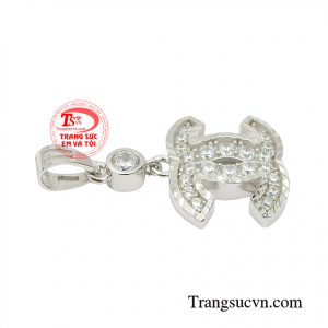 Với mặt dây chuyền vàng trắng sẽ giúp bạn có một vẻ diện mạo hoàn mỹ hơn trong mắt mọi người.