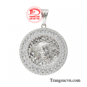 Mặt dây vàng trắng thành đạt vừa tôn lên sự táo bạo và thu hút của quý ông vừa tạo nên sự bí ẩn quyến rũ cho phái mạnh.