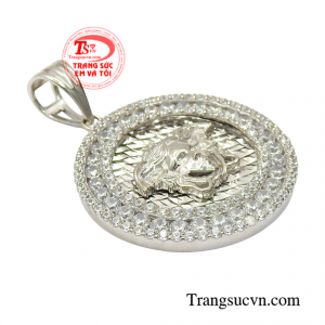 Và chiếc mặt dây vàng này sẽ là sự lựa chọn hoàn mỹ dành cho phái mạnh.