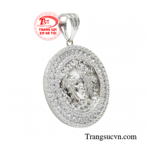 Việc lựa chọn mẫu mặt dây chuyền phù hợp cũng là một trong những cách định hình phong cách thời trang, cũng như hướng tới người đàn ông mà bạn muốn trở thành.