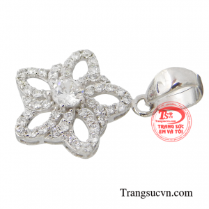 Sản phẩm nhỏ nhắn, xinh xắn kết hợp với dây chuyền vàng càng tăng lên nét thanh lịch, thời trang và phong cách cho phái đẹp.