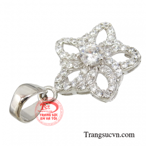 Mặt dây cùng với thiết kế hiện đại dễ dàng kết hợp với nhiều phong cách và trang phục đa dạng. 