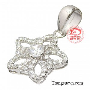 Các cô nàng hiện đại sẽ trông nổi bật, tự tin hơn di diện chiếc mặt dây này