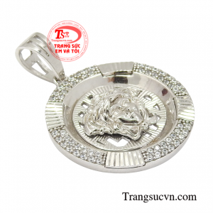 Chiếc mặt dây vừa tôn lên sự táo bạo và mạnh mẽ của quý ông vừa tạo nên sự bí ẩn quyến rũ cho nam giới.