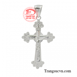 Mặt thánh giá bạc bình an giúp người đeo thêm phần thời thượng.