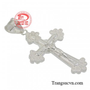 Mặt dây thánh giá có thể kết hợp với dây chuyền bạc hoặc dây da sẽ cực kỳ ấn tượng. 