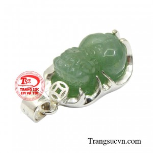 Sản phẩm phù hợp đeo cùng dây chuyền bạc, dây da mang lại nét sang trọng, đẳng cấp cho người đeo