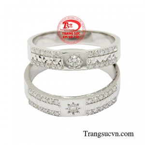 Dưới bàn tay tài hoa của người thợ kim hoàn tạo nên một cặp nhẫn cưới độc đáo và thời trang