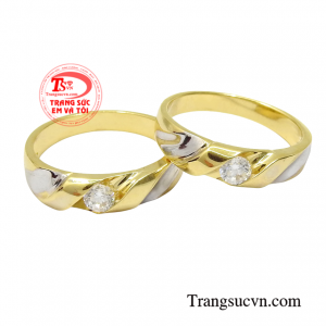 Nhẫn cưới vàng hẹn ước đường nét chế tác đẹp, tinh xảo được các cặp đôi đặc biệt ưa chuộng.