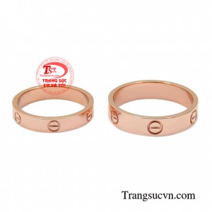 Với thiết kế đơn giản mang đến cho khách hàng đôi nhẫn cưới trang nhã, sang trọng
