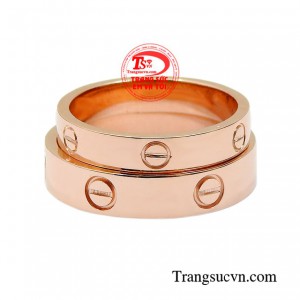 Cặp nhẫn cưới này là sự gắn kết gắn bó lâu dài, kỉ vật ghi dấu kỉ niệm hạnh phúc, vẹn tròn của đôi lứa