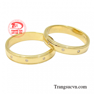 Nhẫn cưới vàng tây chất lượng được chế tác hoàn mỹ trên chất liệu vàng 18k sáng bóng.