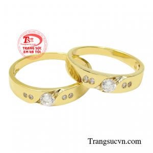 Nhẫn cưới vàng tây sâu đậm sở hữu lối thiết kế tinh tế, gửi gắm về lời yêu thương dành đến nhau của các cặp đôi.