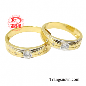 Nhẫn cưới vàng tây xu hướng kiểu dáng cổ điển được pha thêm chút điểm nhấn tạo nên sự thu hút cho sản phẩm.