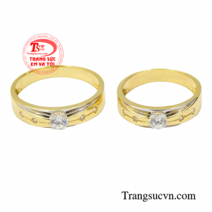 Nhẫn cưới là minh chứng của một tình yêu sâu sắc, ghi dấu niềm hạnh phúc khi bước sang giai đoạn mới của tình yêu.