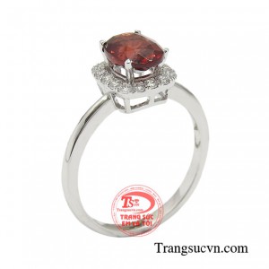 Nhẫn garnet thời trang là sự chau chuốt trong từng chi tiết nhỏ của sản phẩm.